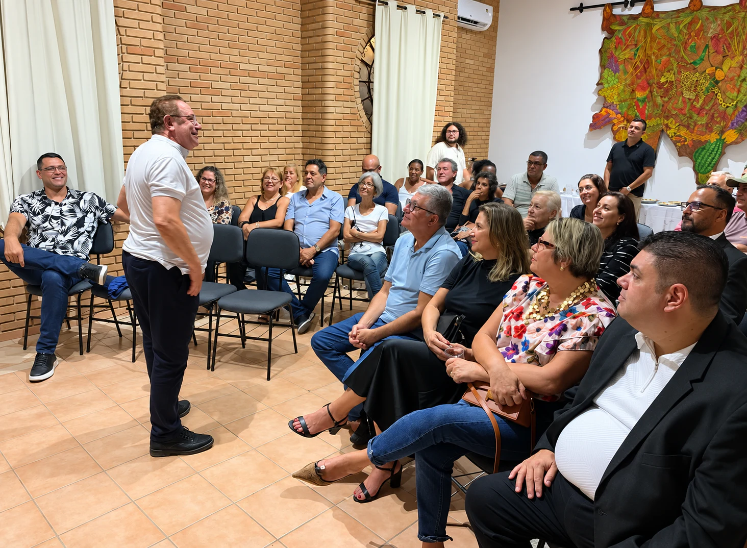 Encontro da ADHONEP em Ubatuba com empresário compartilhando sua história