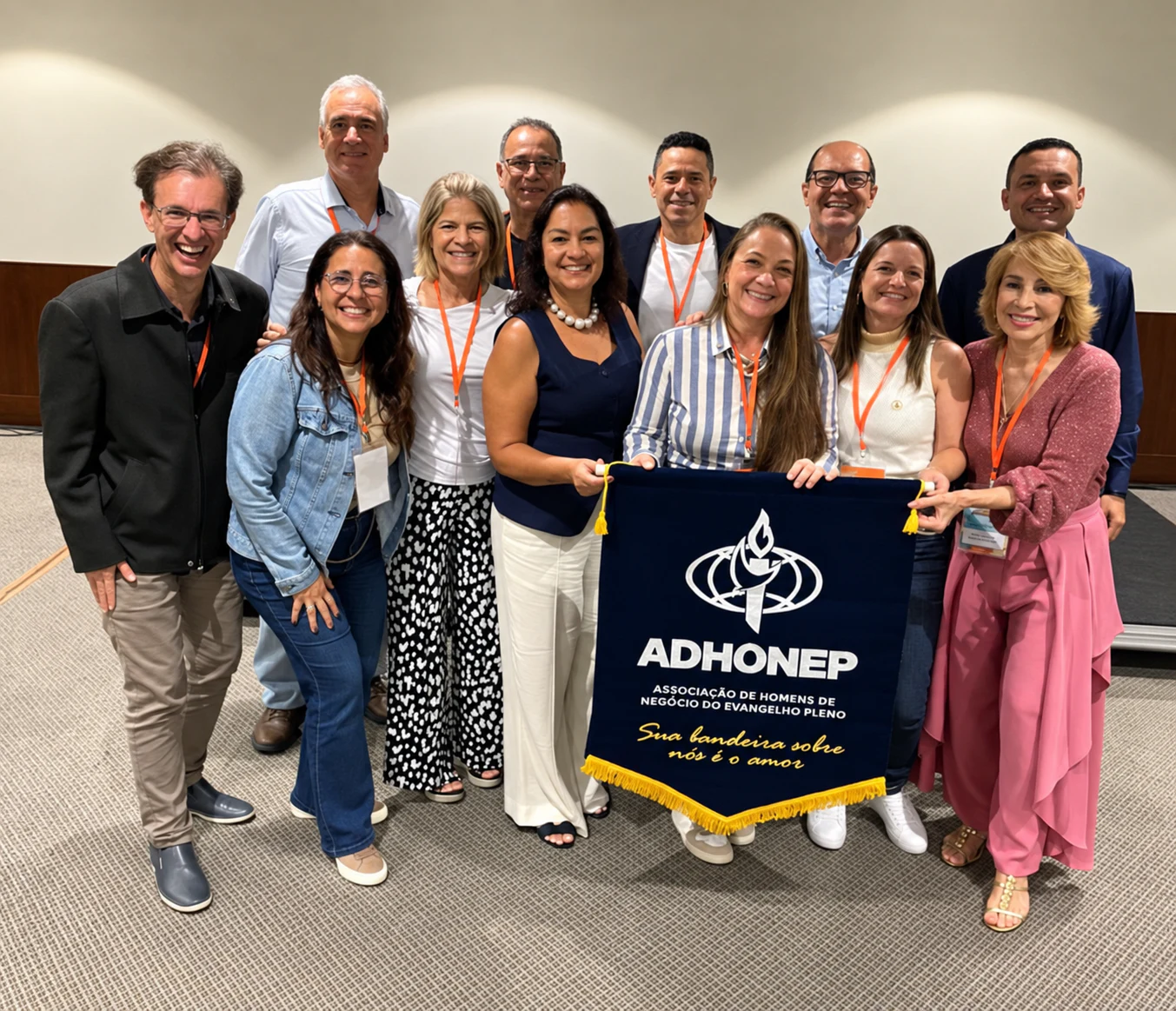 Participantes da ADHONEP reunidos com a bandeira da associação