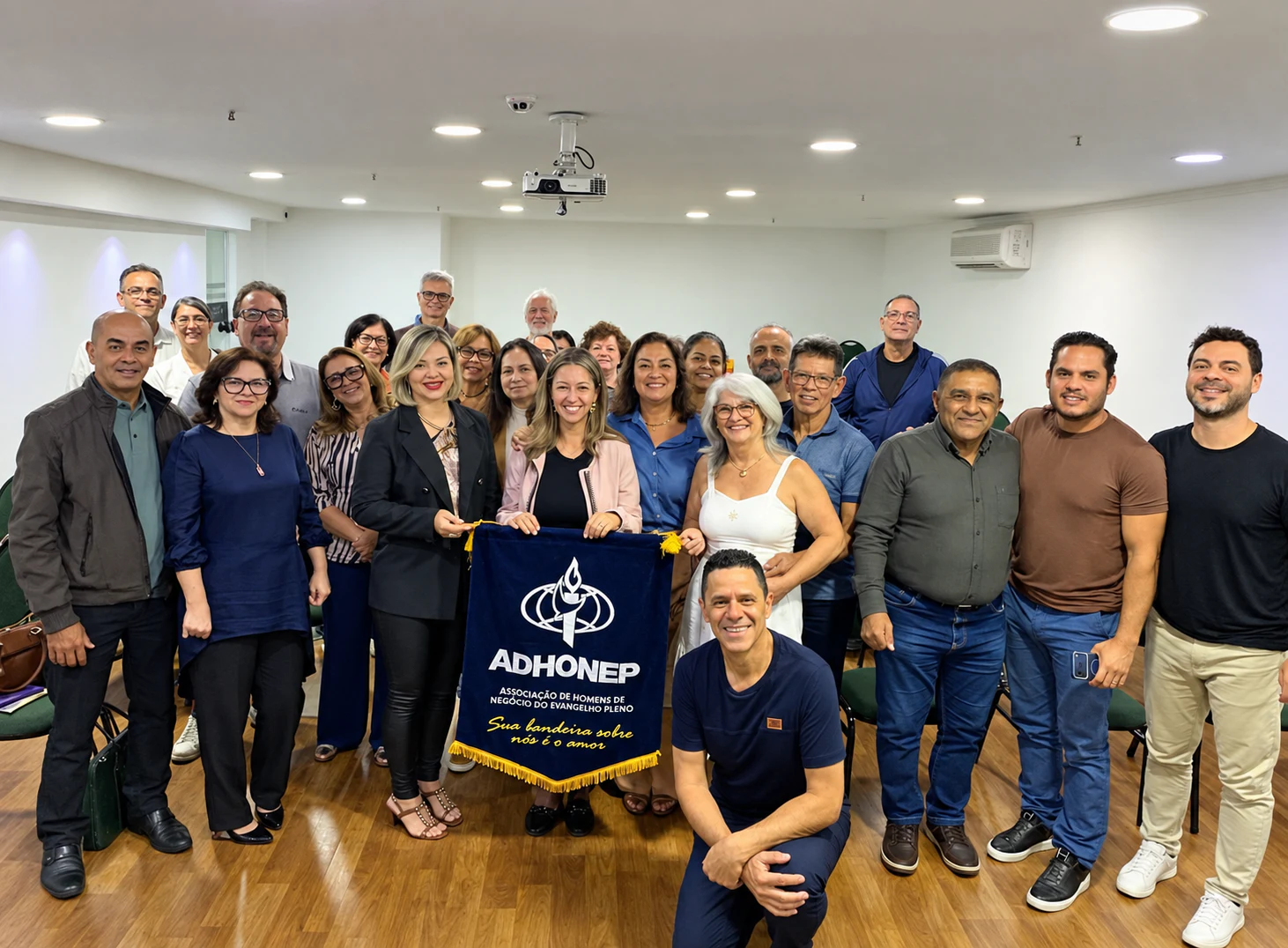 Grupo reunido em encontro da ADHONEP no Vale do Paraíba