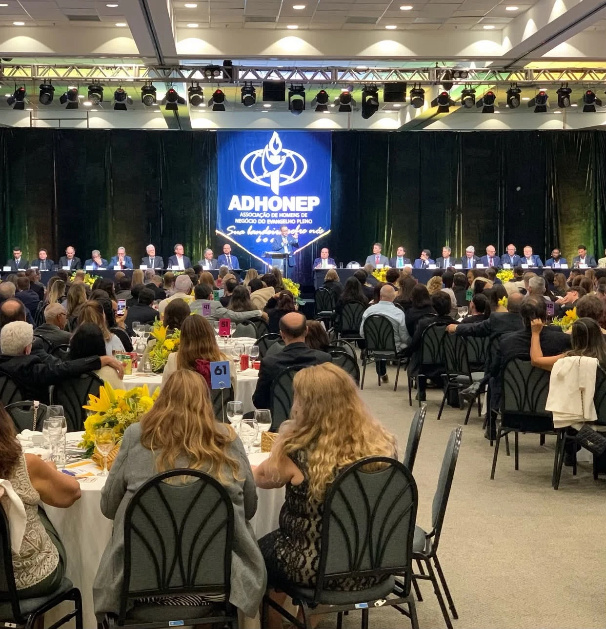 Grande encontro da ADHONEP com auditório reunido