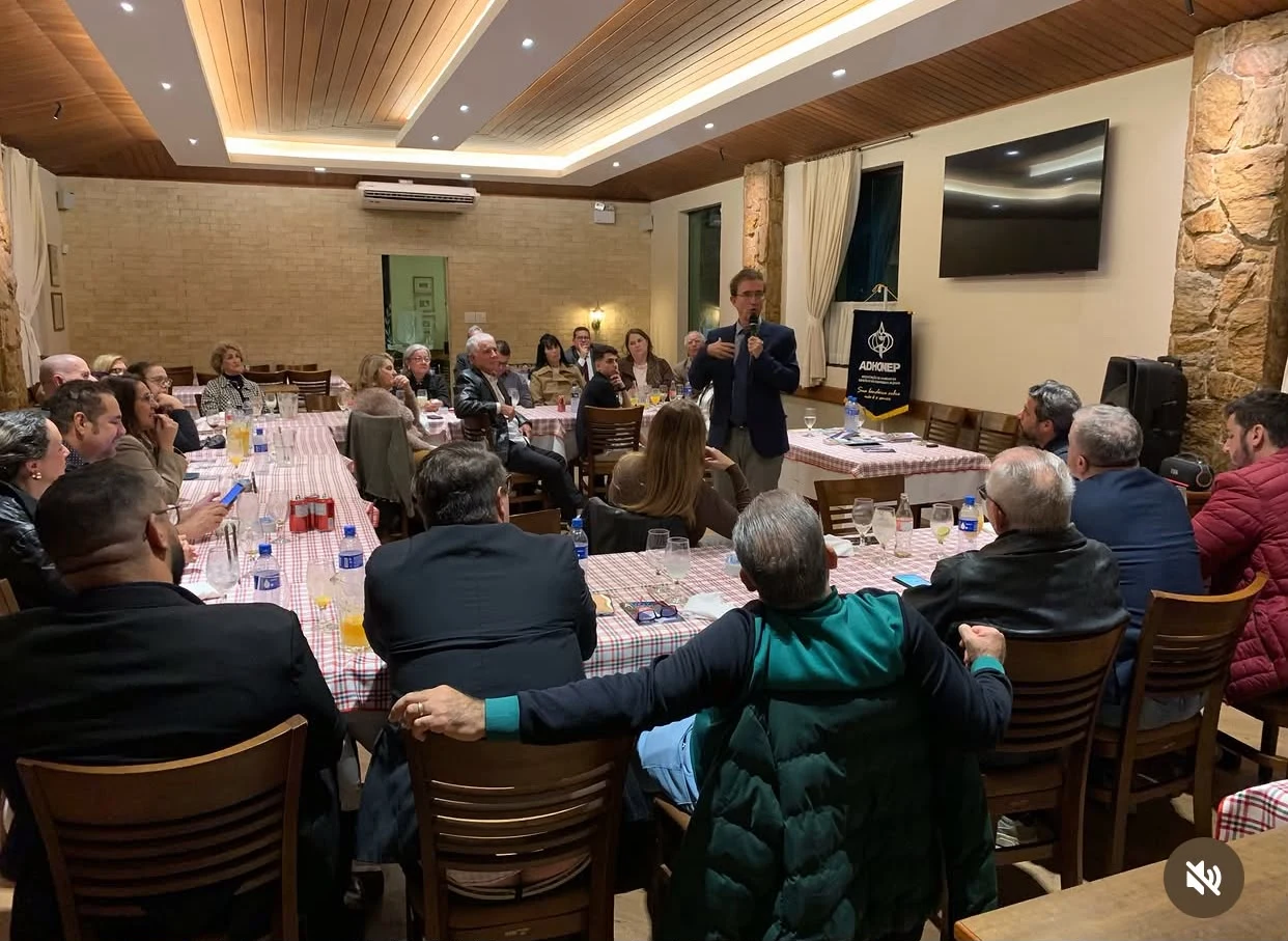 Encontro da ADHONEP realizado ao redor da mesa