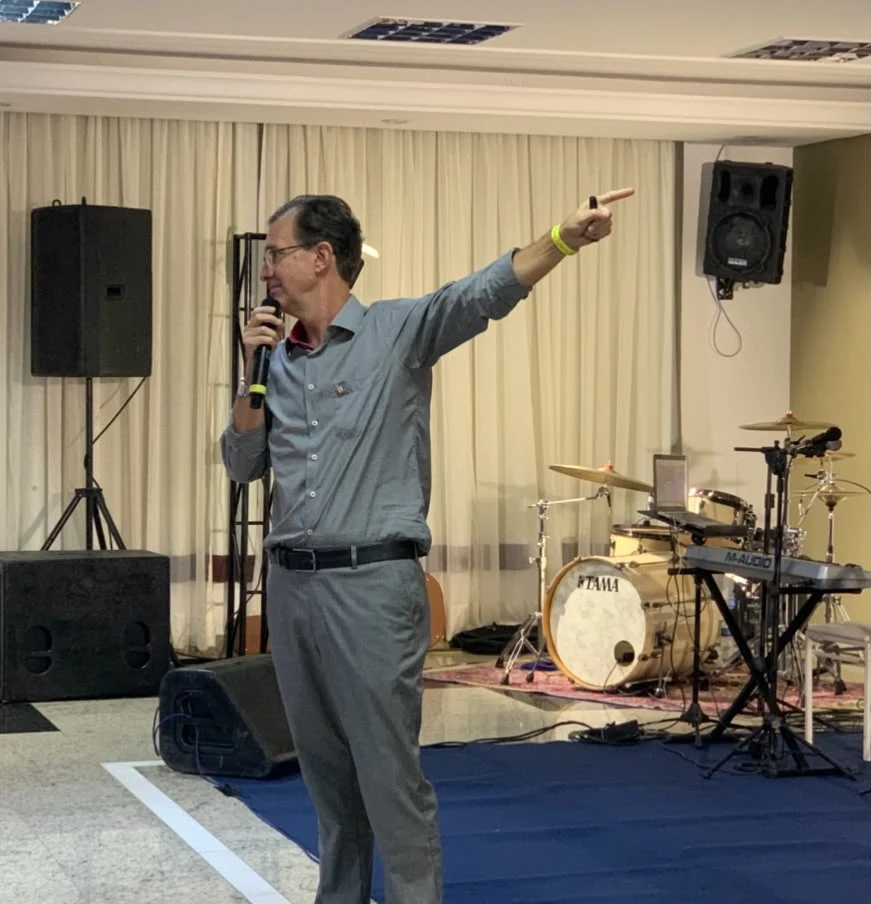 Palestrante compartilhando uma mensagem em evento da ADHONEP